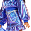 Barbie Deluxe Metallic con Jersey Azul, Muñeca y Accesorios +4 años