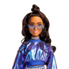 Barbie Deluxe Metallic con Jersey Azul, Muñeca y Accesorios +4 años