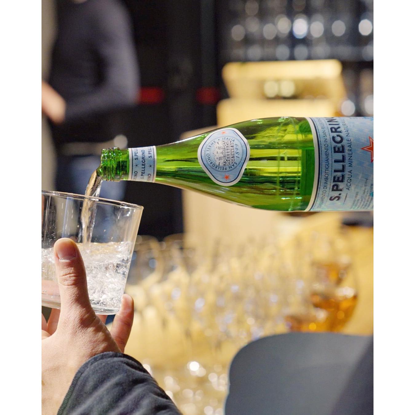 Agua mineral natural con gas San Pellegrino 1 l.