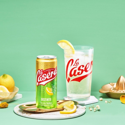 Distinto de verano La Casera con vino blanco Verdejo y con limón lata 33 cl.